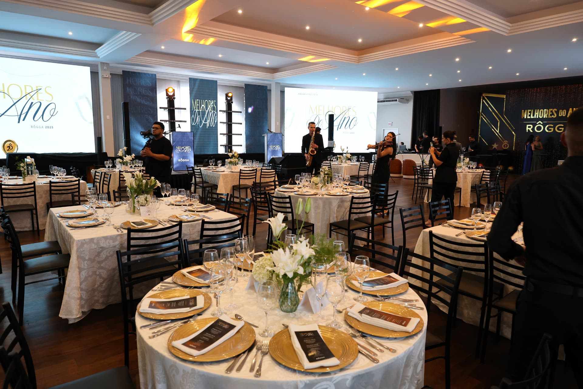 Salão de jantar de gala com mesas decoradas