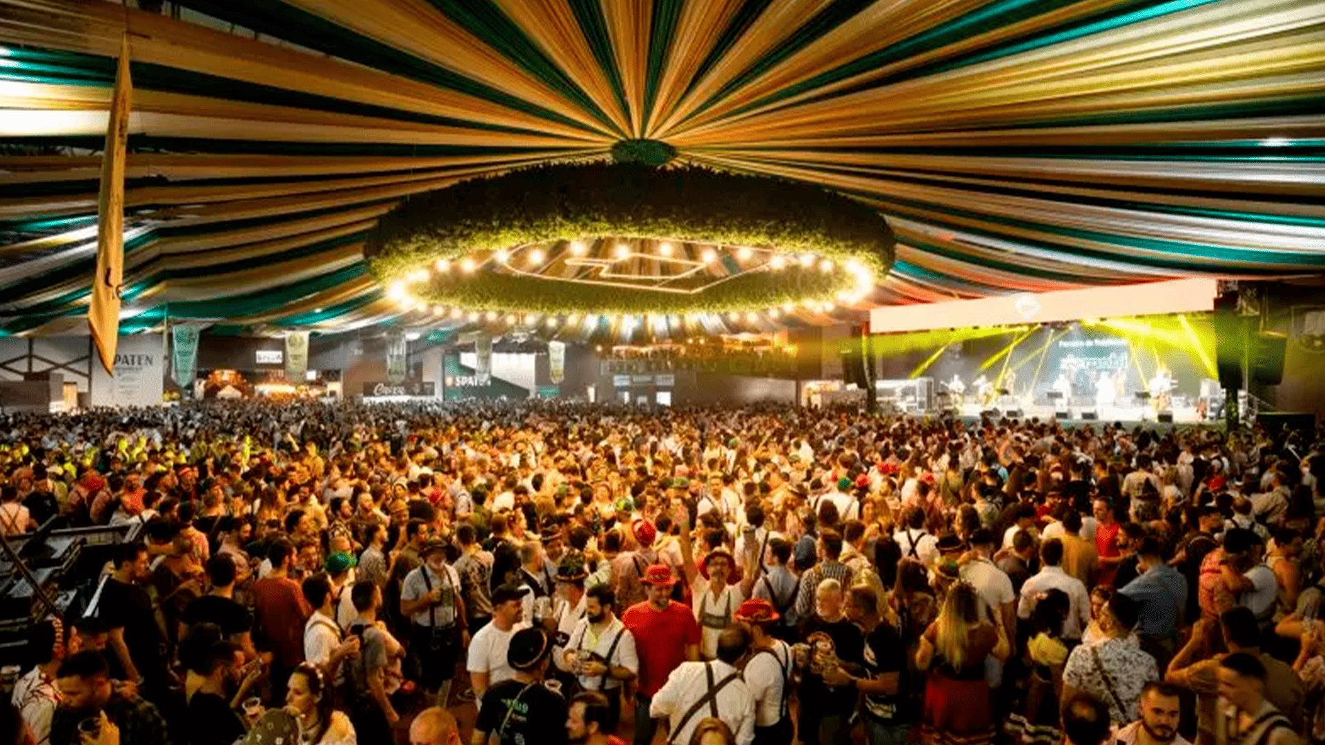 Público em frente ao palco sob tenda decorada