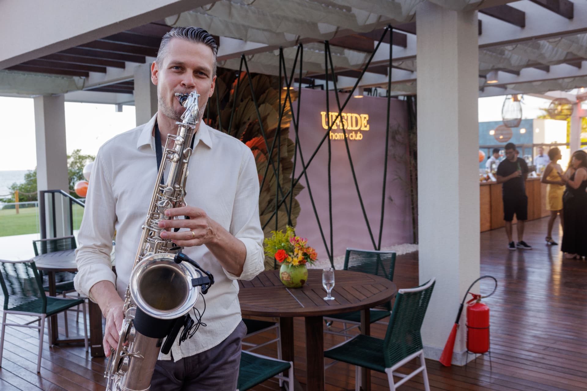 Saxofonista tocando ao vivo no lançamento