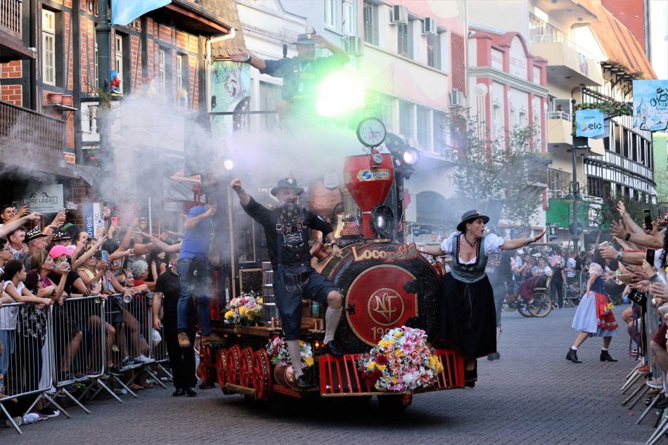 Desfile temático com carro alegórico na rua