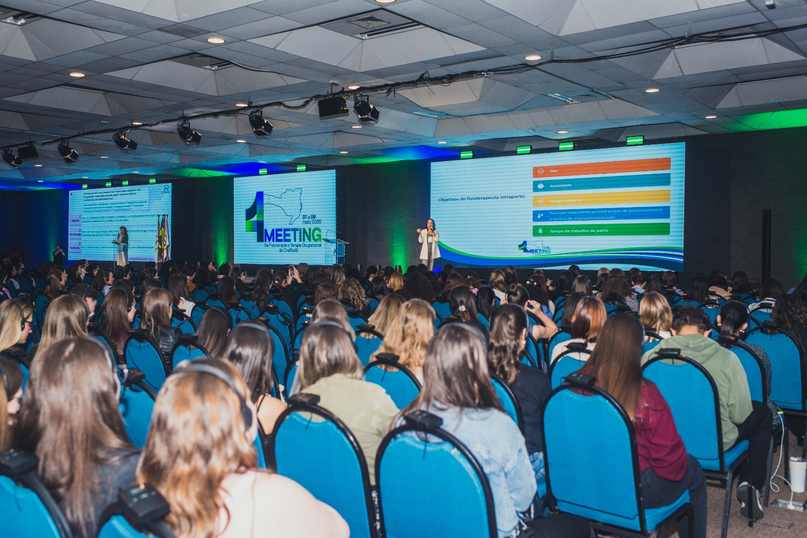 Meeting de Fisioterapia e Terapia Ocupacional com telões e plateia