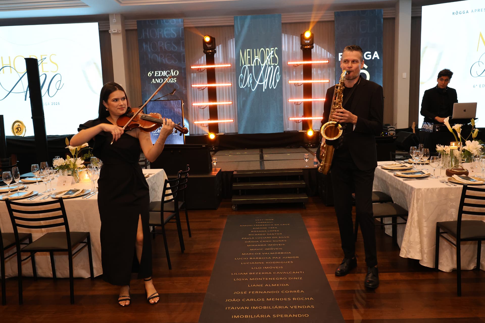 Música ao vivo com violino e saxofone no jantar